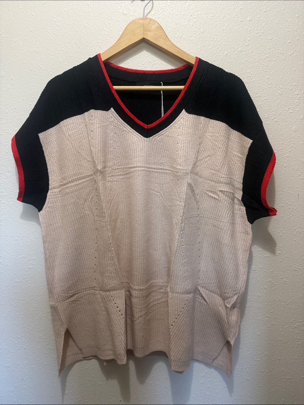 Dokotoo V-Neck Colorblock Knit Top in Beige, Black & Red Trim, Size XL